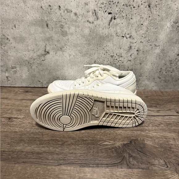Nike All-White Low-Top Sneakers - Jordan Low 1 - Picture 4 of 4
